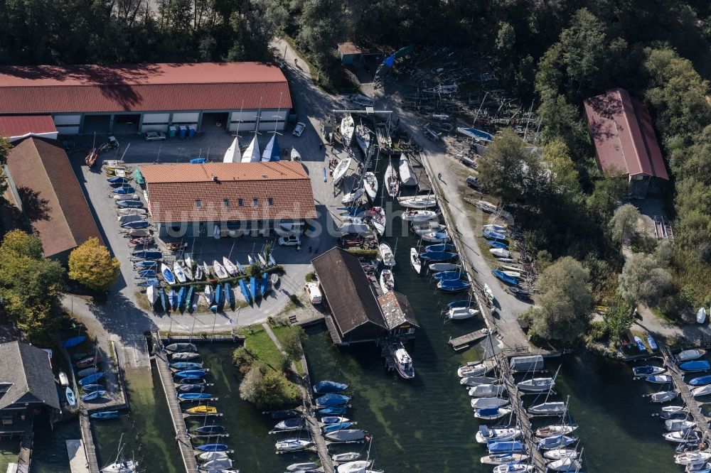 Prien am Chiemsee von oben - Sportboot- Anlegestelle am Uferbereich des Chiemsee im Sportboothafen Stippelwerft in Prien am Chiemsee im Bundesland Bayern, Deutschland