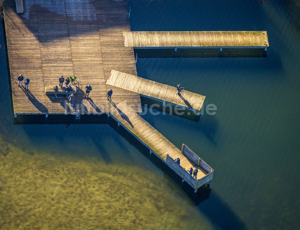 Dortmund von oben - Sportboot- Anlegestelle am Uferbereich des Phoenix-See Steg der einsamen Herzen in Dortmund im Bundesland Nordrhein-Westfalen, Deutschland