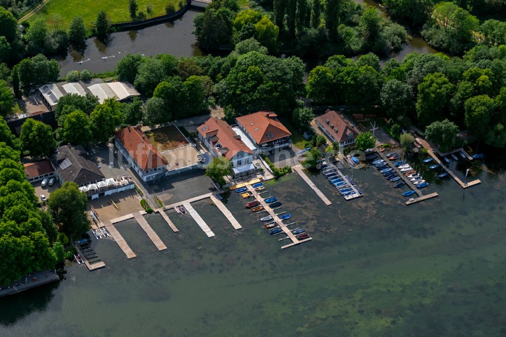 Hannover von oben - Sportboot- Anlegestelle am Uferbereich mit Steganlagen von Hannoverscher Yachtklub, Frauen Ruder Club Hannover 1928 und dem Schüler-Ruderverein Hannover e.V. am Maschsee in Hannover im Bundesland Niedersachsen, Deutschland