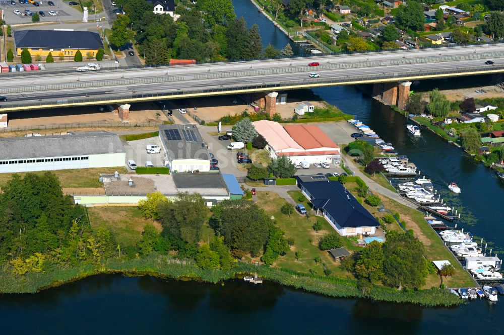 Luftaufnahme Rüdersdorf - Sportboot- Anlegestelle am Uferbereich Strausberger Mühlenfließ - Hohler See in Rüdersdorf im Bundesland Brandenburg, Deutschland