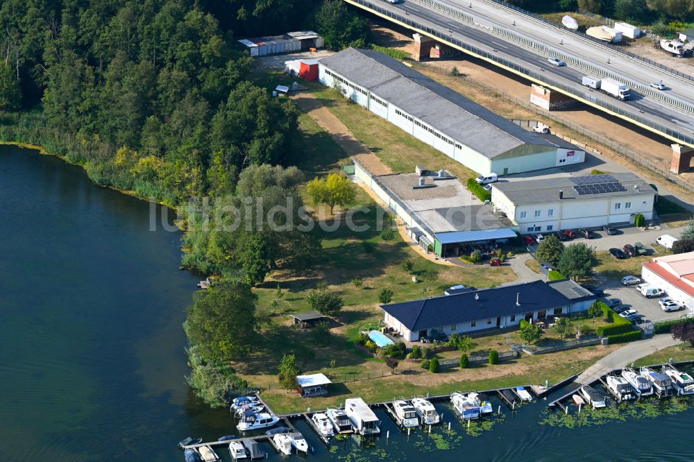 Rüdersdorf aus der Vogelperspektive: Sportboot- Anlegestelle am Uferbereich Strausberger Mühlenfließ - Hohler See in Rüdersdorf im Bundesland Brandenburg, Deutschland