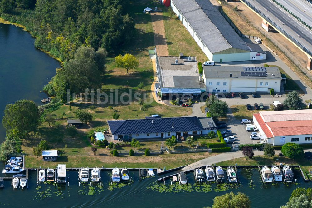 Luftbild Rüdersdorf - Sportboot- Anlegestelle am Uferbereich Strausberger Mühlenfließ - Hohler See in Rüdersdorf im Bundesland Brandenburg, Deutschland