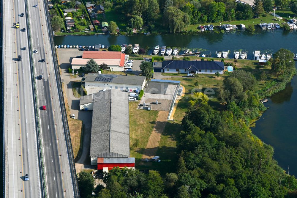 Luftbild Rüdersdorf - Sportboot- Anlegestelle am Uferbereich Strausberger Mühlenfließ - Hohler See in Rüdersdorf im Bundesland Brandenburg, Deutschland