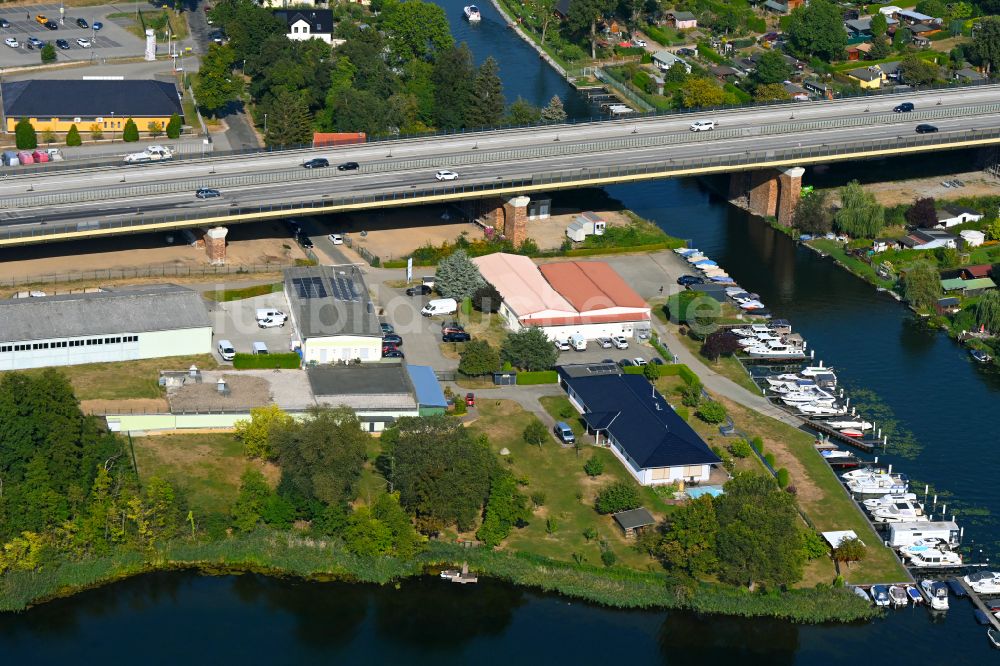 Luftaufnahme Rüdersdorf - Sportboot- Anlegestelle am Uferbereich Strausberger Mühlenfließ - Hohler See in Rüdersdorf im Bundesland Brandenburg, Deutschland