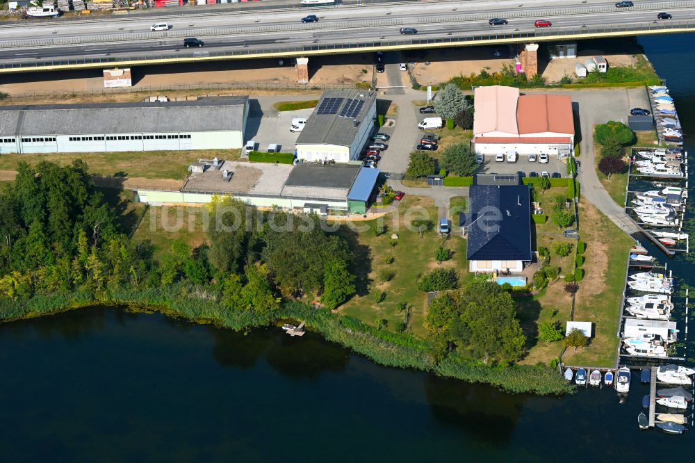 Rüdersdorf von oben - Sportboot- Anlegestelle am Uferbereich Strausberger Mühlenfließ - Hohler See in Rüdersdorf im Bundesland Brandenburg, Deutschland