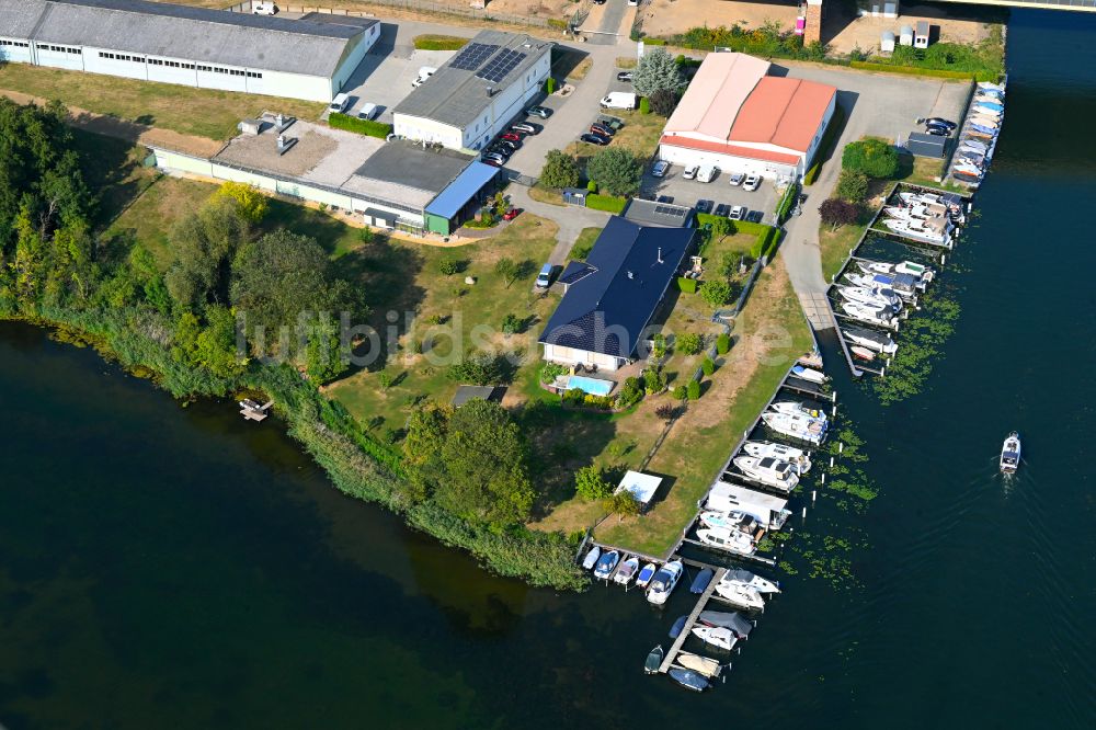 Rüdersdorf aus der Vogelperspektive: Sportboot- Anlegestelle am Uferbereich Strausberger Mühlenfließ - Hohler See in Rüdersdorf im Bundesland Brandenburg, Deutschland