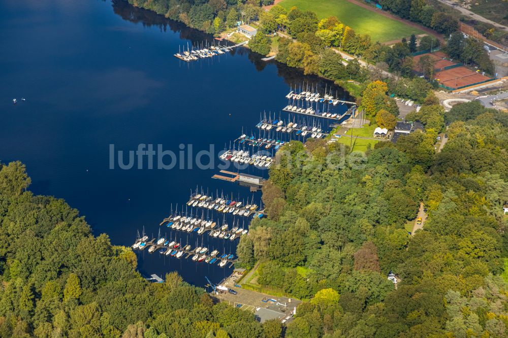 Duisburg aus der Vogelperspektive: Sportboot- Anlegestelle am Uferbereich am Strohweg in Duisburg im Bundesland Nordrhein-Westfalen, Deutschland