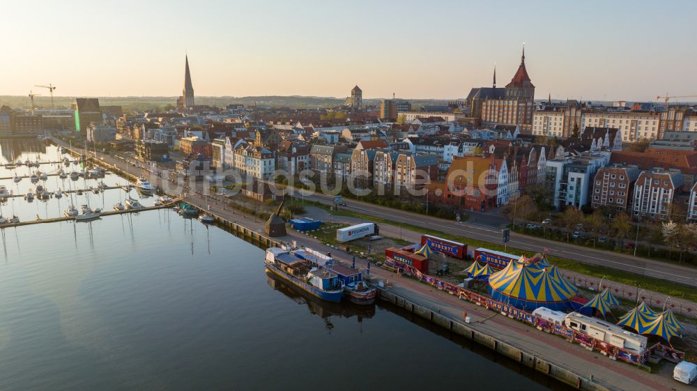 Luftbild Rostock - Sportboot- Anlegestelle am Uferbereich der Unterwarnow am Alten Stadthafen in Rostock im Bundesland Mecklenburg-Vorpommern, Deutschland