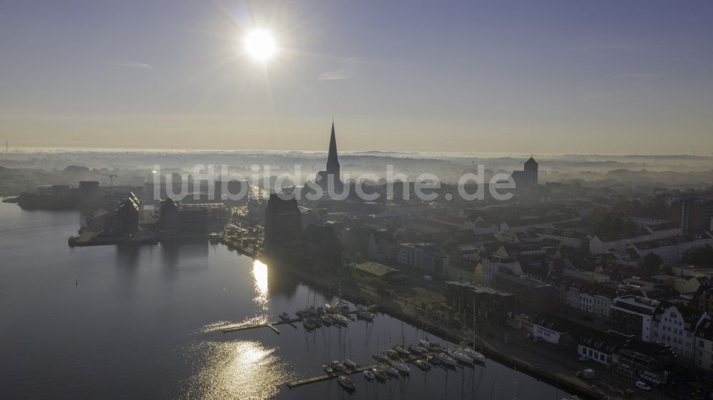 Rostock von oben - Sportboot- Anlegestelle am Uferbereich der Unterwarnow am Alten Stadthafen in Rostock im Bundesland Mecklenburg-Vorpommern, Deutschland