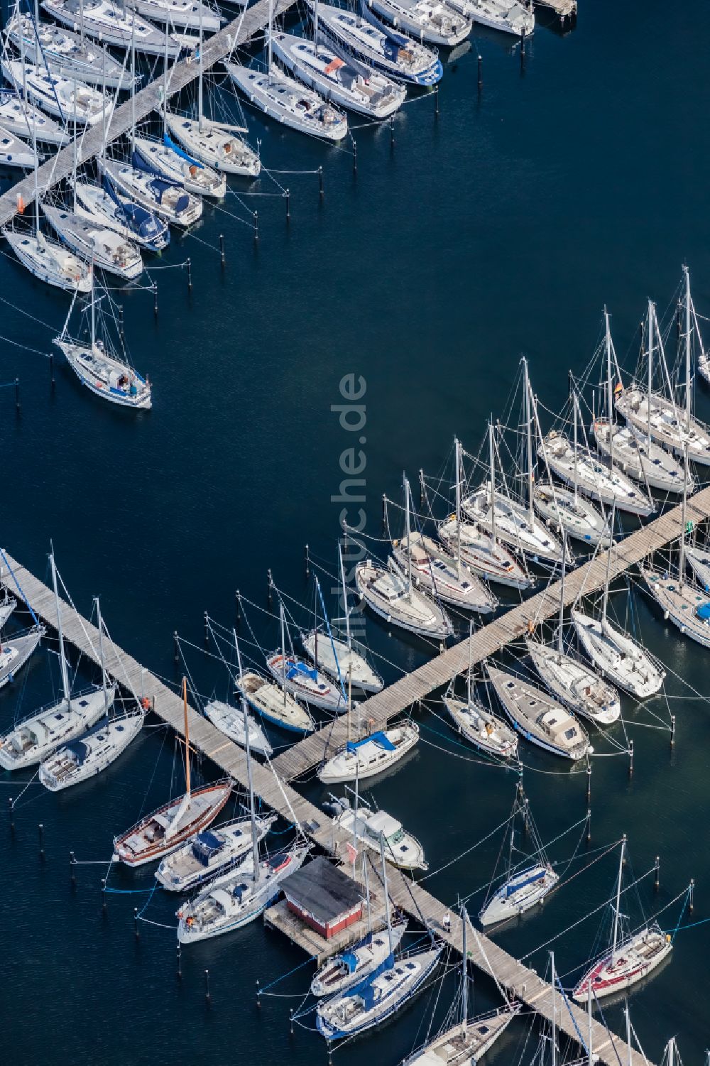 Glücksburg aus der Vogelperspektive: Sportboot- Anlegestellen und Bootsliegeplätze beim Flensburger Segelclub in Glücksburg im Bundesland Schleswig-Holstein, Deutschland