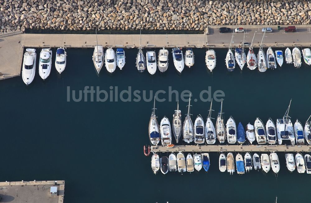 Colonia de Sant Pere von oben - Sportboot- Anlegestellen und Bootsliegeplätze in Colonia de Sant Pere San Pedro in Mallorca auf der balearischen Mittelmeerinsel Mallorca, Spanien