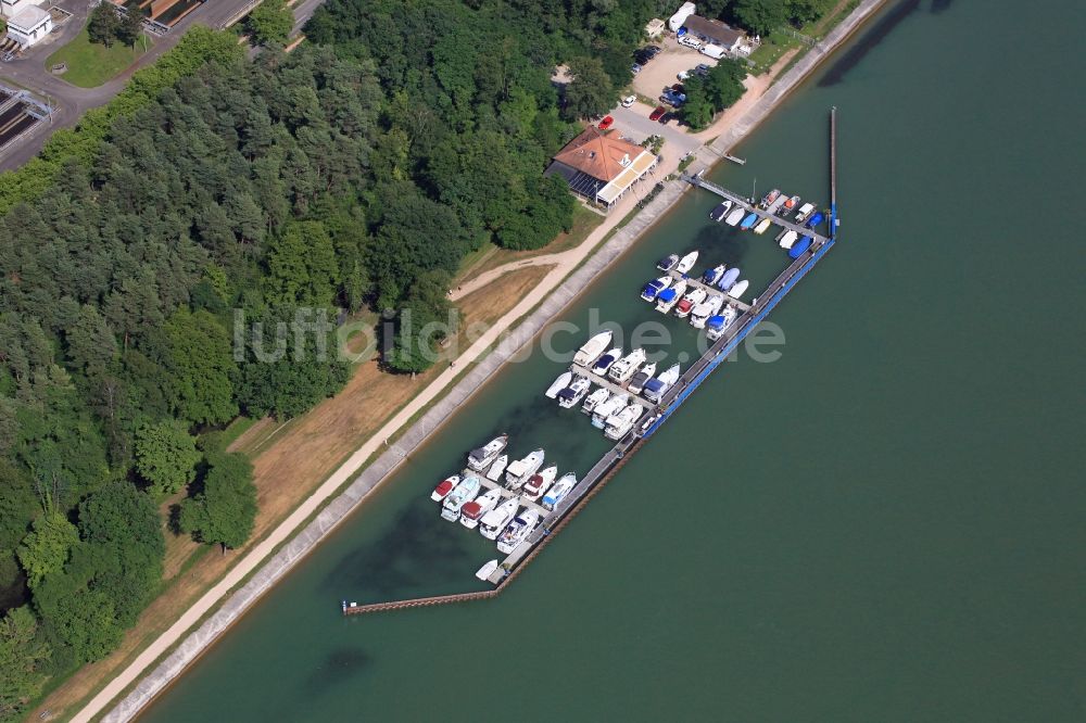 Weil am Rhein von oben - Sportboot- Anlegestellen und Bootsliegeplätze des Motor-Yacht-Club am Uferbereich des Rheins in Weil am Rhein im Bundesland Baden-Württemberg, Deutschland