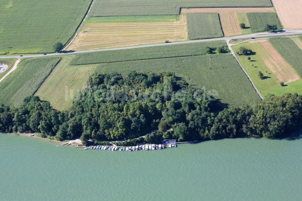 Rheinfelden (Baden) aus der Vogelperspektive: Sportboot- Anlegestellen und Bootsliegeplätze am Uferbereich des Rheines in Rheinfelden (Baden) im Bundesland Baden-Württemberg