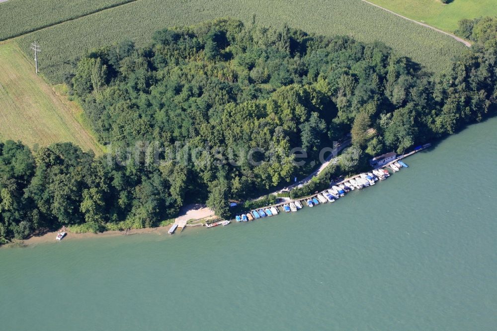 Luftaufnahme Rheinfelden (Baden) - Sportboot- Anlegestellen und Bootsliegeplätze am Uferbereich des Rheines in Rheinfelden (Baden) im Bundesland Baden-Württemberg