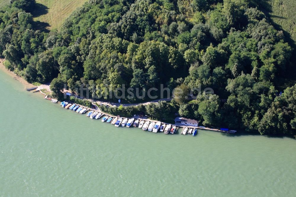 Rheinfelden (Baden) von oben - Sportboot- Anlegestellen und Bootsliegeplätze am Uferbereich des Rheines in Rheinfelden (Baden) im Bundesland Baden-Württemberg