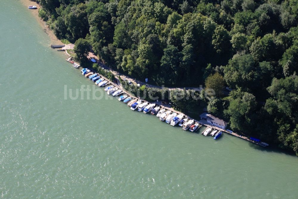 Rheinfelden (Baden) aus der Vogelperspektive: Sportboot- Anlegestellen und Bootsliegeplätze am Uferbereich des Rheines in Rheinfelden (Baden) im Bundesland Baden-Württemberg