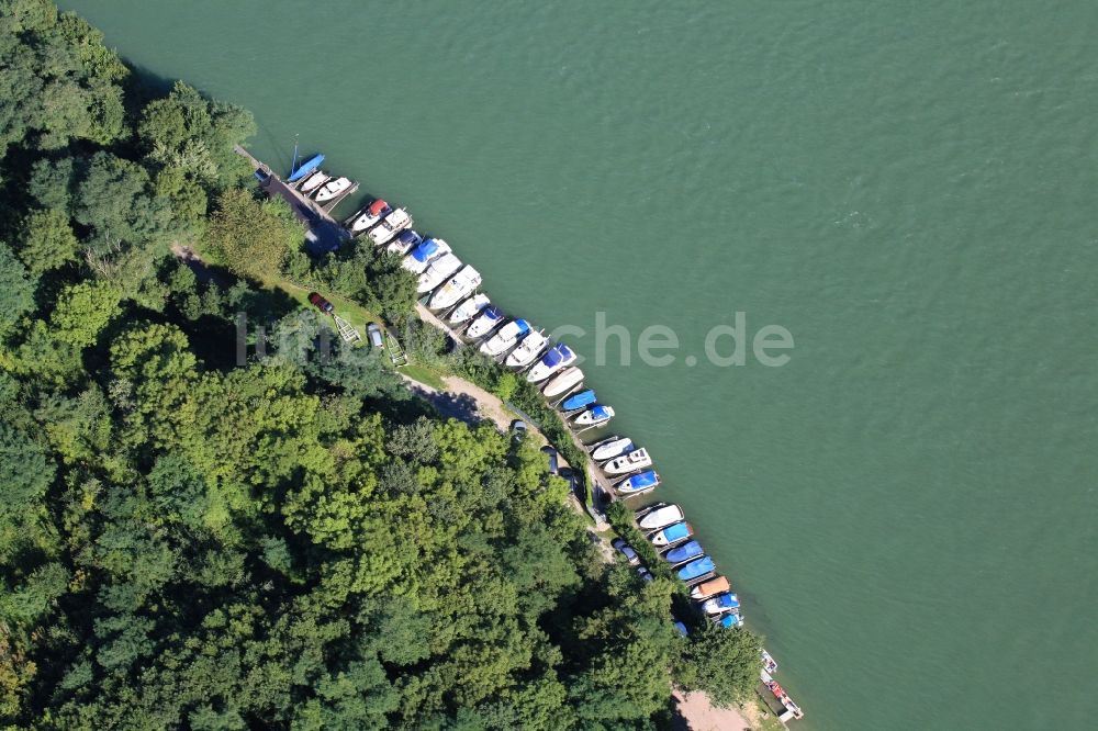 Luftaufnahme Rheinfelden (Baden) - Sportboot- Anlegestellen und Bootsliegeplätze am Uferbereich des Rheines in Rheinfelden (Baden) im Bundesland Baden-Württemberg