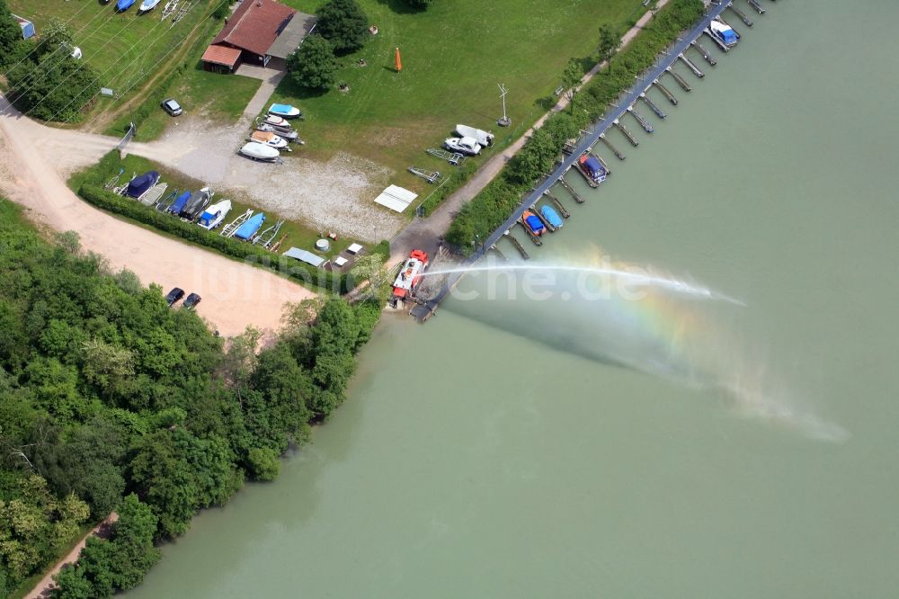 Wehr aus der Vogelperspektive: Sportboot- Anlegestellen und Bootsliegeplätze am Uferbereich des Rheines in Wehr - Brennet im Bundesland Baden-Württemberg