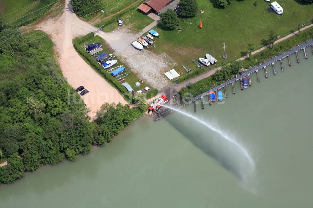 Luftbild Wehr - Sportboot- Anlegestellen und Bootsliegeplätze am Uferbereich des Rheines in Wehr - Brennet im Bundesland Baden-Württemberg