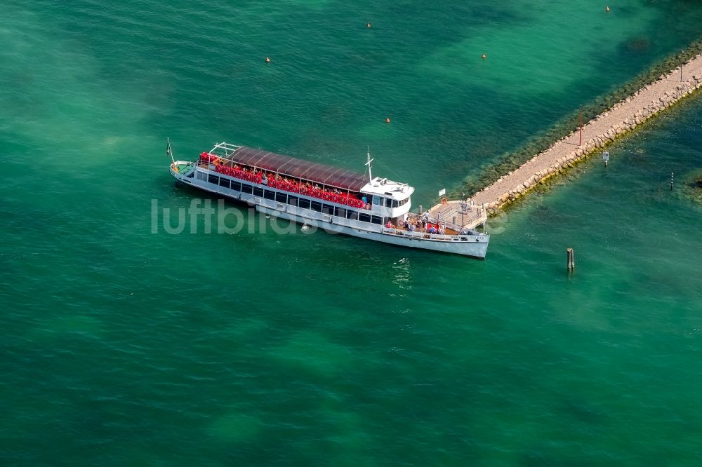 Bardolino von oben - Sportboot- Anlegestellen und Bootsliegeplätzen am Uferbereich in Bardolino in Veneto, Italien