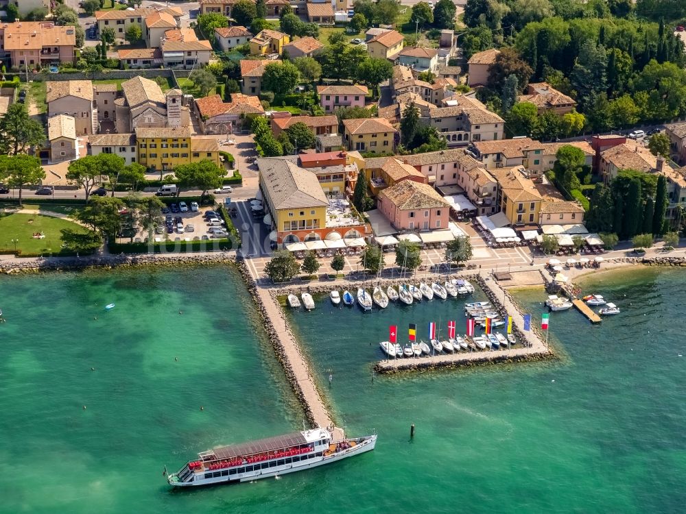 Bardolino aus der Vogelperspektive: Sportboot- Anlegestellen und Bootsliegeplätzen am Uferbereich in Bardolino in Veneto, Italien