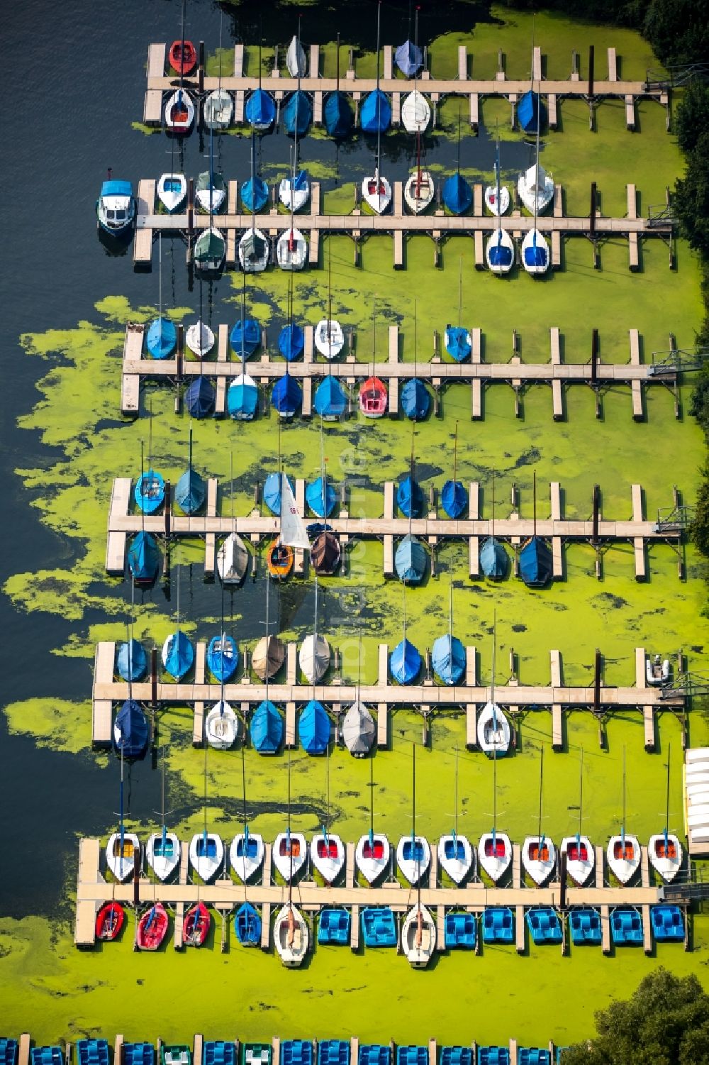 Bochum aus der Vogelperspektive: Sportboot- Anlegestellen und Bootsliegeplätzen am Uferbereich in Bochum im Bundesland Nordrhein-Westfalen