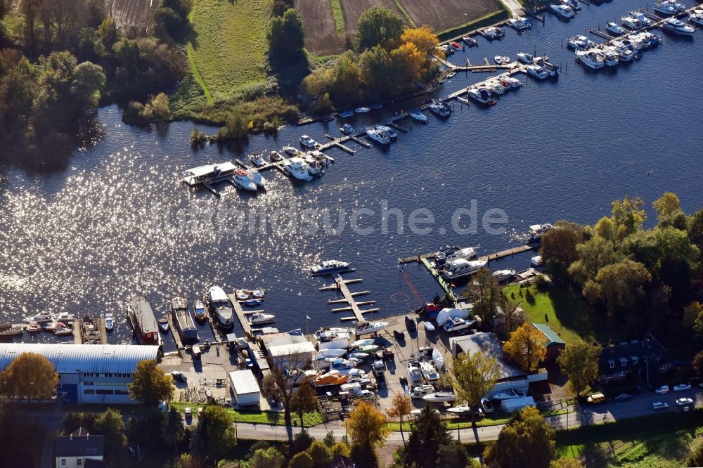 Hamburg aus der Vogelperspektive: Sportboot- Anlegestellen und Bootsliegeplätzen am Uferbereich der Dove-Elbe im Ortsteil Bergedorf in Hamburg, Deutschland