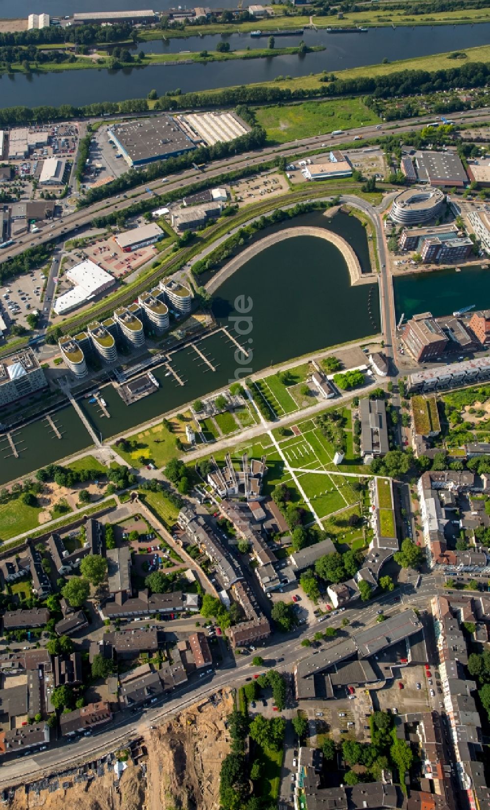 Duisburg von oben - Sportboot- Anlegestellen und Bootsliegeplätzen am Uferbereich in Duisburg im Bundesland Nordrhein-Westfalen