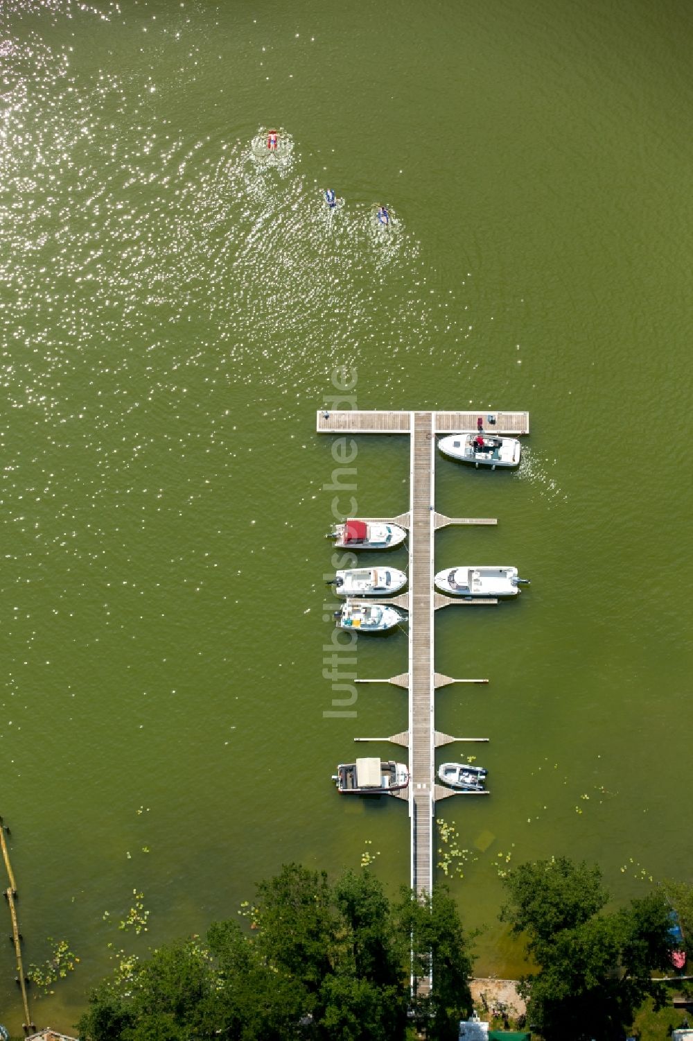 Jabel von oben - Sportboot- Anlegestellen und Bootsliegeplätzen am Uferbereich in Jabel im Bundesland Mecklenburg-Vorpommern