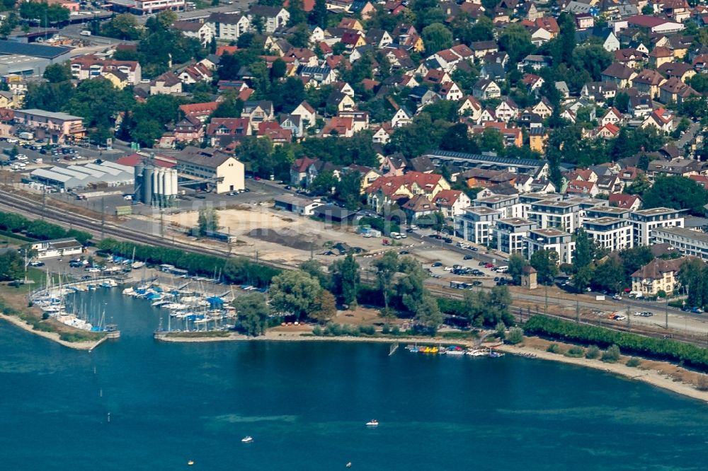 Radolfzell am Bodensee aus der Vogelperspektive: Sportboot- Anlegestellen und Bootsliegeplätzen am Uferbereich an der Karl-Wolf-Straße in Radolfzell am Bodensee im Bundesland Baden-Württemberg, Deutschland