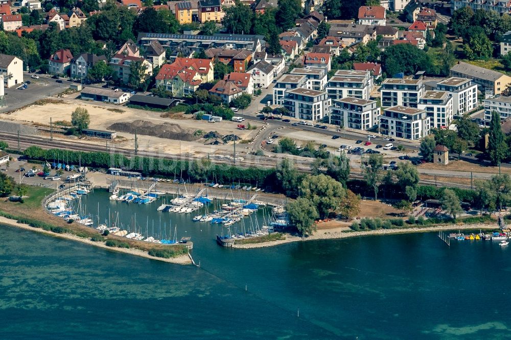 Luftbild Radolfzell am Bodensee - Sportboot- Anlegestellen und Bootsliegeplätzen am Uferbereich an der Karl-Wolf-Straße in Radolfzell am Bodensee im Bundesland Baden-Württemberg, Deutschland