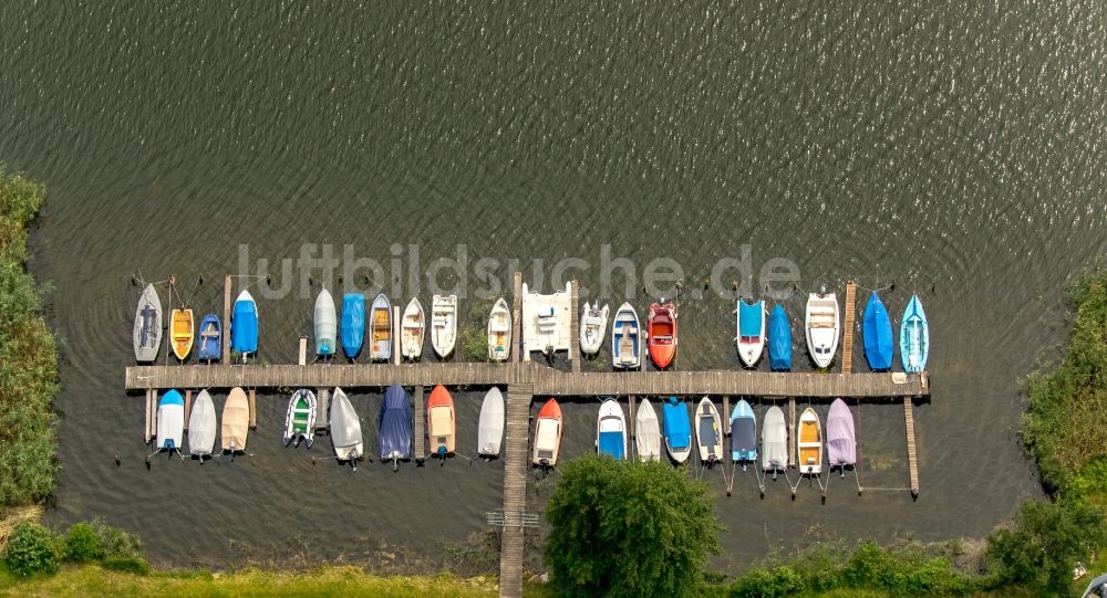 Luftaufnahme Krakow am See - Sportboot- Anlegestellen und Bootsliegeplätzen am Uferbereich in Krakow am See im Bundesland Mecklenburg-Vorpommern