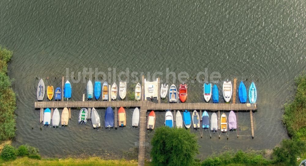 Krakow am See von oben - Sportboot- Anlegestellen und Bootsliegeplätzen am Uferbereich in Krakow am See im Bundesland Mecklenburg-Vorpommern