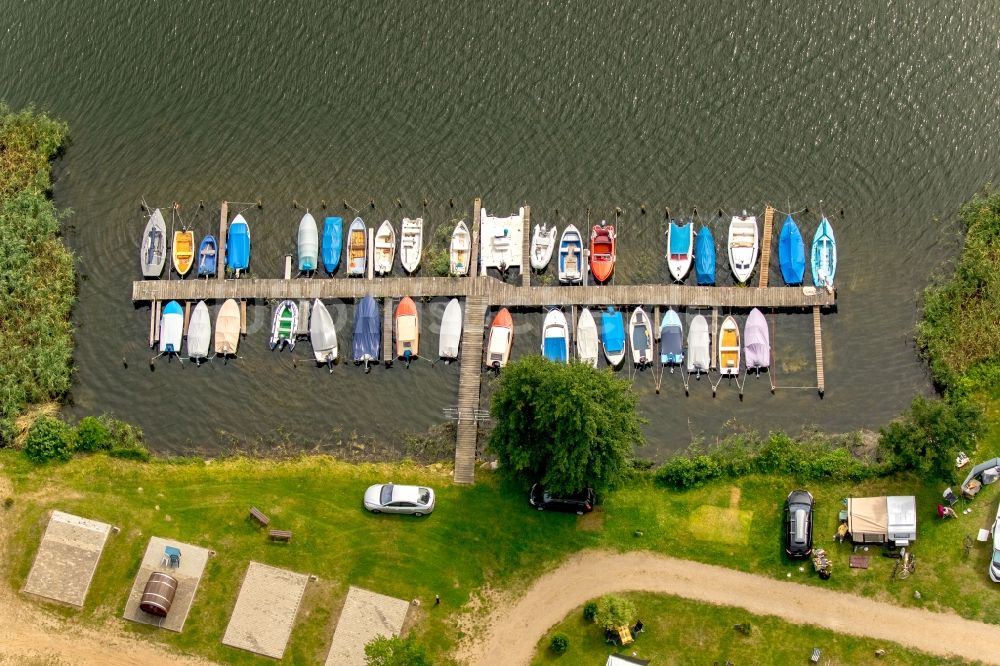 Krakow am See aus der Vogelperspektive: Sportboot- Anlegestellen und Bootsliegeplätzen am Uferbereich in Krakow am See im Bundesland Mecklenburg-Vorpommern