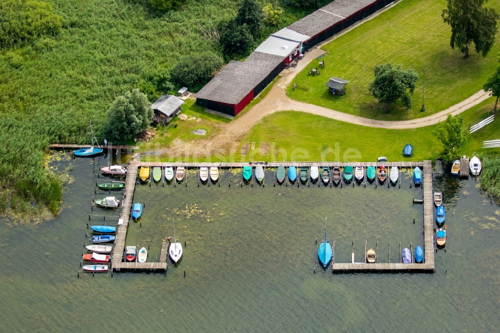 Luftbild Krakow am See - Sportboot- Anlegestellen und Bootsliegeplätzen am Uferbereich in Krakow am See im Bundesland Mecklenburg-Vorpommern