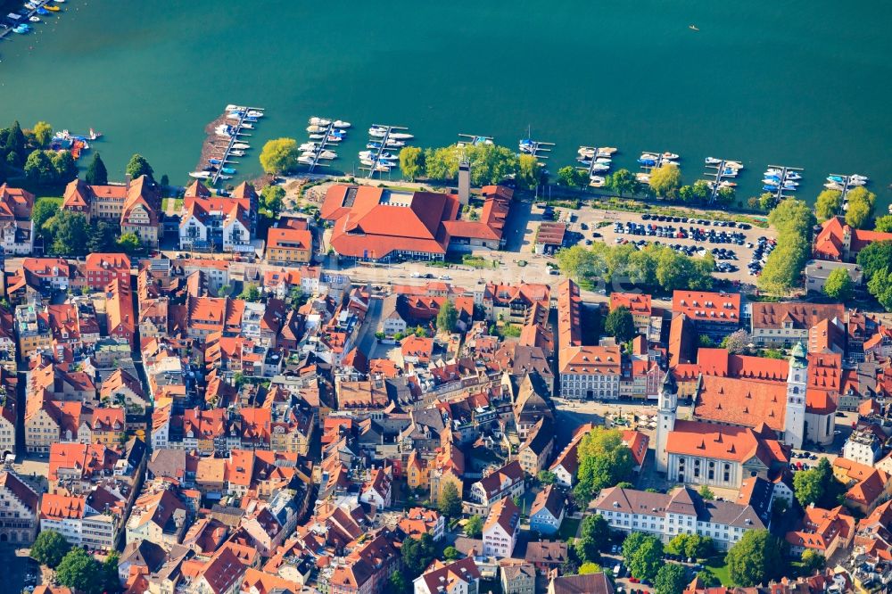 Lindau (Bodensee) aus der Vogelperspektive: Sportboot- Anlegestellen und Bootsliegeplätzen am Uferbereich in Lindau (Bodensee) im Bundesland Bayern, Deutschland