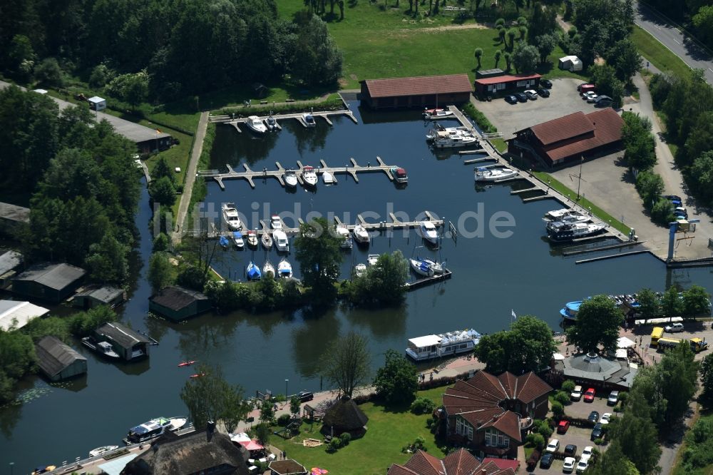 Luftbild Plau am See - Sportboot- Anlegestellen und Bootsliegeplätzen am Uferbereich in Plau am See im Bundesland Mecklenburg-Vorpommern