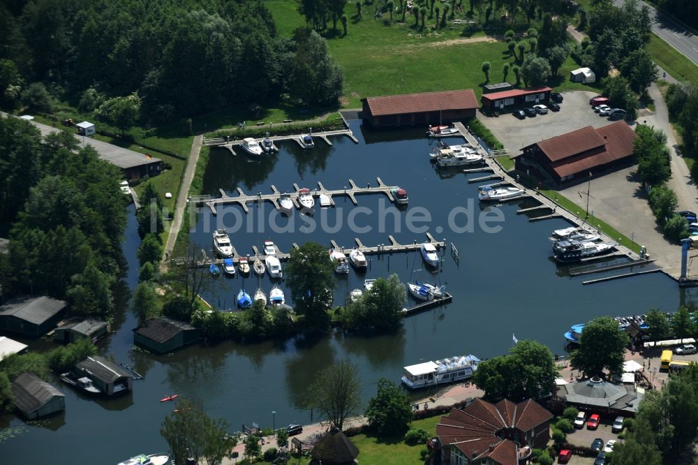 Luftaufnahme Plau am See - Sportboot- Anlegestellen und Bootsliegeplätzen am Uferbereich in Plau am See im Bundesland Mecklenburg-Vorpommern