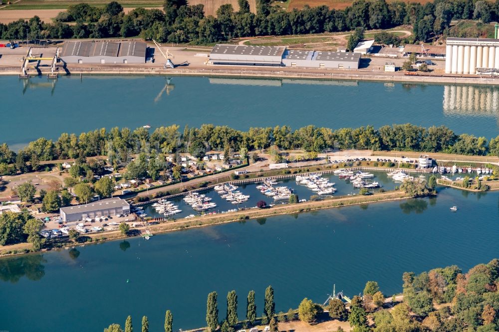 Biesheim von oben - Sportboot- Anlegestellen und Bootsliegeplätzen am Uferbereich des Rhein in Biesheim in Elsass, Frankreich