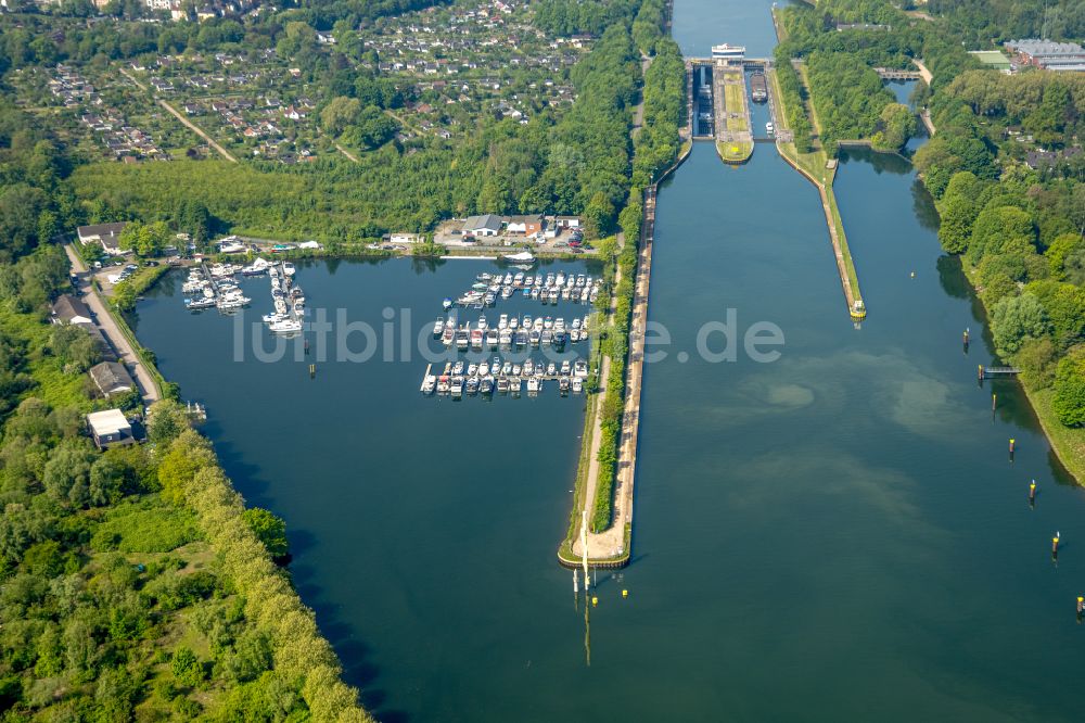 Luftaufnahme Herne - Sportboot- Anlegestellen und Bootsliegeplätzen am Uferbereich des Rhein-Herne-Kanal an der Gneisenaustraße in Herne im Bundesland Nordrhein-Westfalen, Deutschland