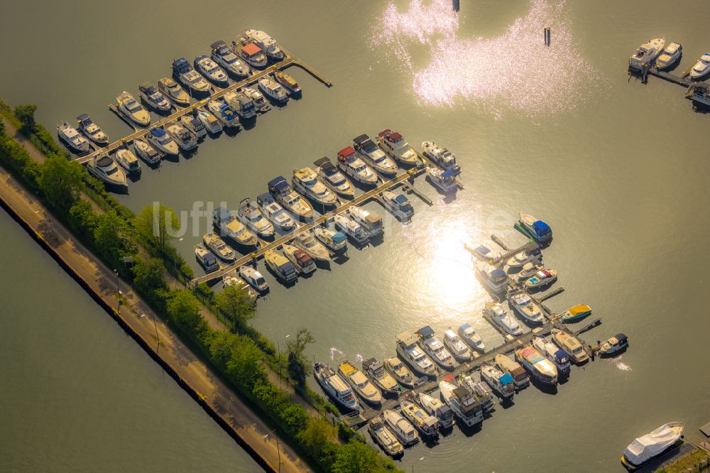 Luftbild Herne - Sportboot- Anlegestellen und Bootsliegeplätzen am Uferbereich des Rhein-Herne-Kanal an der Gneisenaustraße in Herne im Bundesland Nordrhein-Westfalen, Deutschland