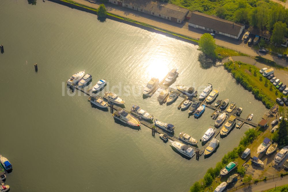 Herne von oben - Sportboot- Anlegestellen und Bootsliegeplätzen am Uferbereich des Rhein-Herne-Kanal an der Gneisenaustraße in Herne im Bundesland Nordrhein-Westfalen, Deutschland