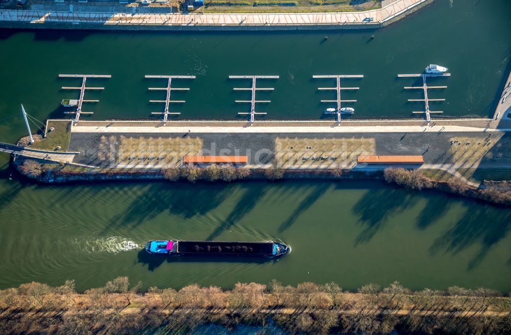 Luftbild Gelsenkirchen - Sportboot- Anlegestellen und Bootsliegeplätzen am Uferbereich des Rhein-Herne-Kanal im Ortsteil Bismarck in Gelsenkirchen im Bundesland Nordrhein-Westfalen, Deutschland