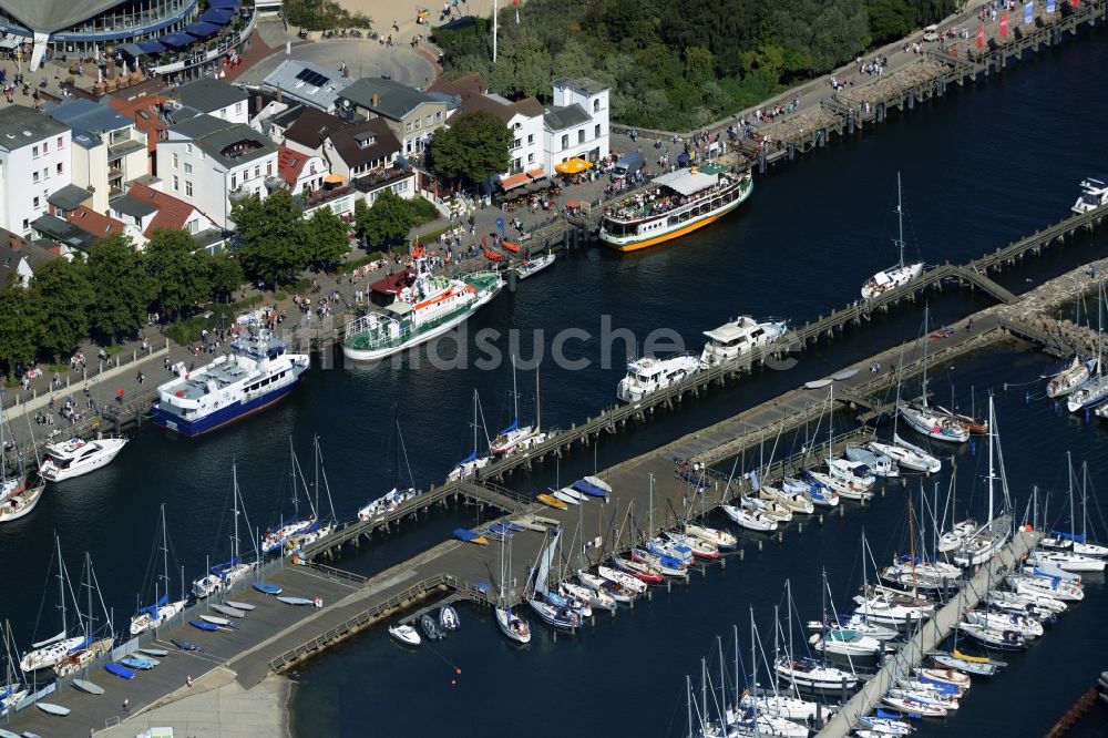 Rostock aus der Vogelperspektive: Sportboot- Anlegestellen und Bootsliegeplätzen am Uferbereich in Rostock im Bundesland Mecklenburg-Vorpommern