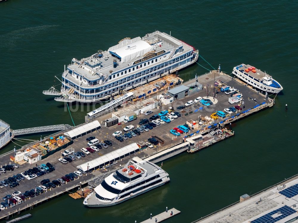 Luftbild San Francisco - Sportboot- Anlegestellen und Bootsliegeplätzen am Uferbereich in San Francisco in Kalifornien, USA