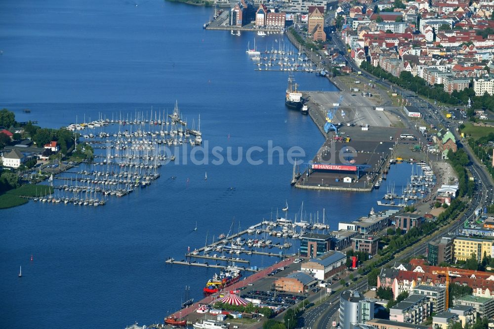 Luftaufnahme Rostock - Sportboot- Anlegestellen und Bootsliegeplätzen am Uferbereich am Ufer der Unterwarnow in Rostock im Bundesland Mecklenburg-Vorpommern, Deutschland