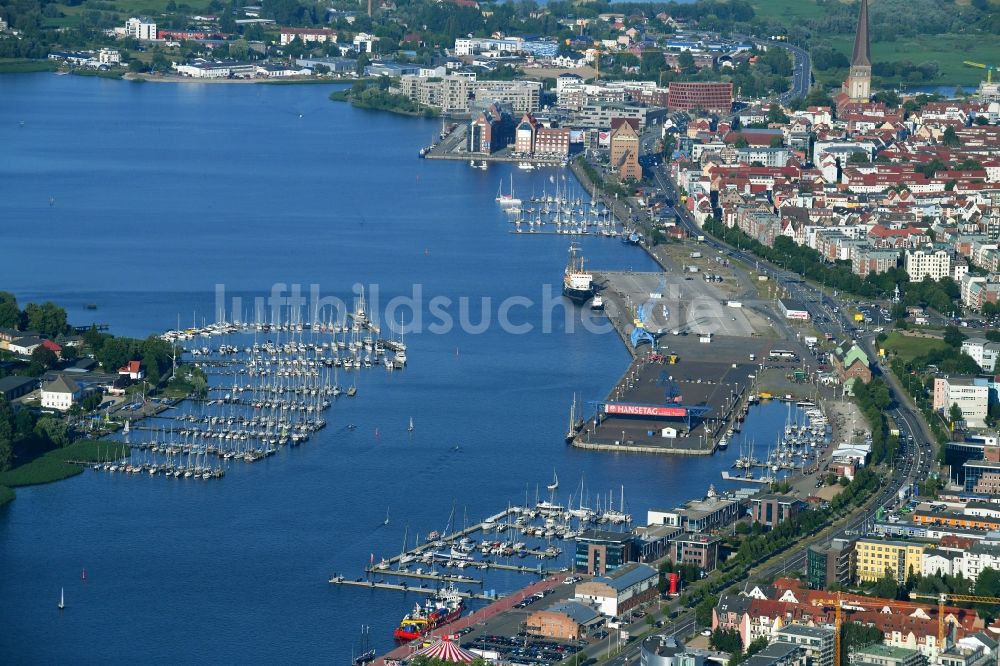 Luftaufnahme Rostock - Sportboot- Anlegestellen und Bootsliegeplätzen am Uferbereich am Ufer der Unterwarnow in Rostock im Bundesland Mecklenburg-Vorpommern, Deutschland