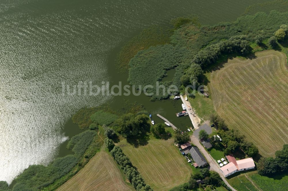 Luftaufnahme Usedom - Sportboot- Anlegestellen und Bootsliegeplätzen am Uferbereich in Usedom im Bundesland Mecklenburg-Vorpommern