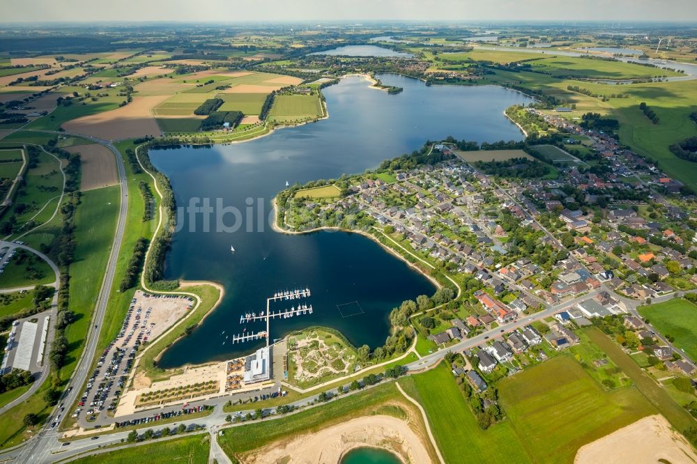 Xanten aus der Vogelperspektive: Sportboot- Anlegestellen und Bootsliegeplätzen am Uferbereich der Xantener Südsee in Xanten im Bundesland Nordrhein-Westfalen, Deutschland