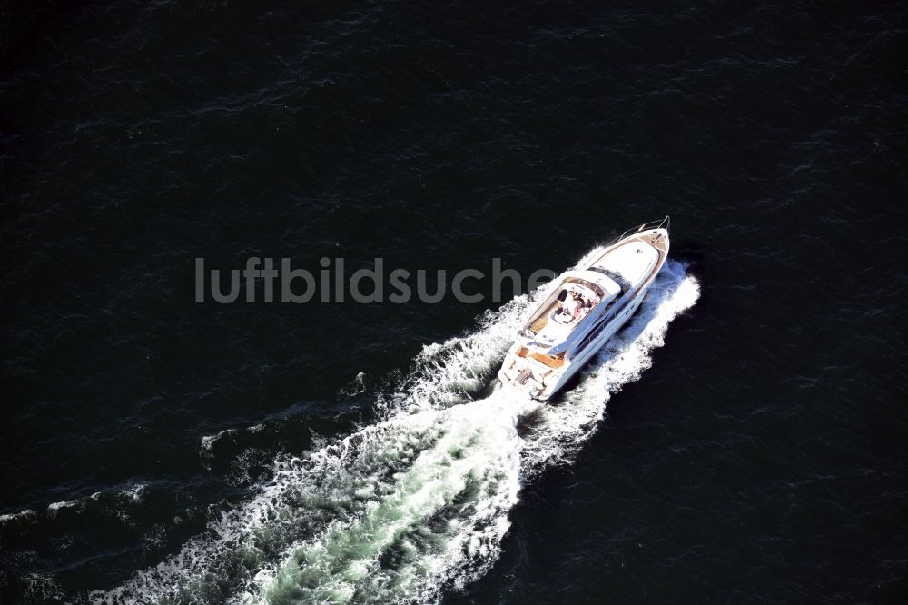 Luftbild Rostock - Sportboot in Fahrt auf der Ostsee in Rostock im Bundesland Mecklenburg-Vorpommern